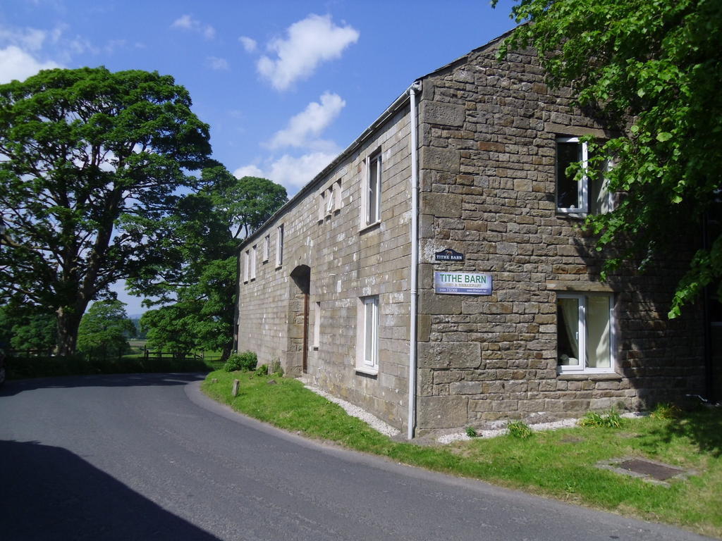 Tithe Barn Bed And Breakfast คาร์นฟอร์ธ ภายนอก รูปภาพ
