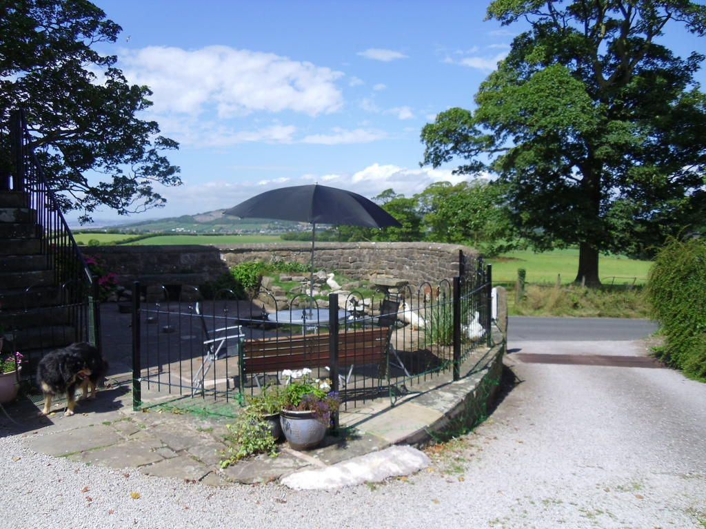 Tithe Barn Bed And Breakfast คาร์นฟอร์ธ ภายนอก รูปภาพ