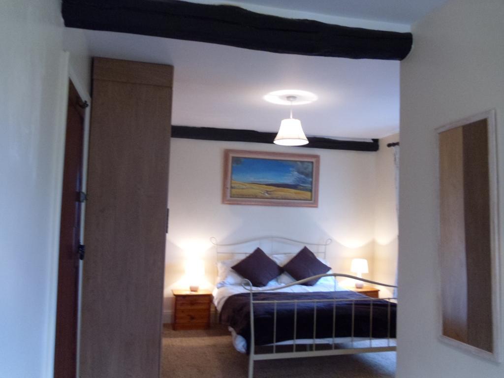 Tithe Barn Bed And Breakfast คาร์นฟอร์ธ ภายนอก รูปภาพ