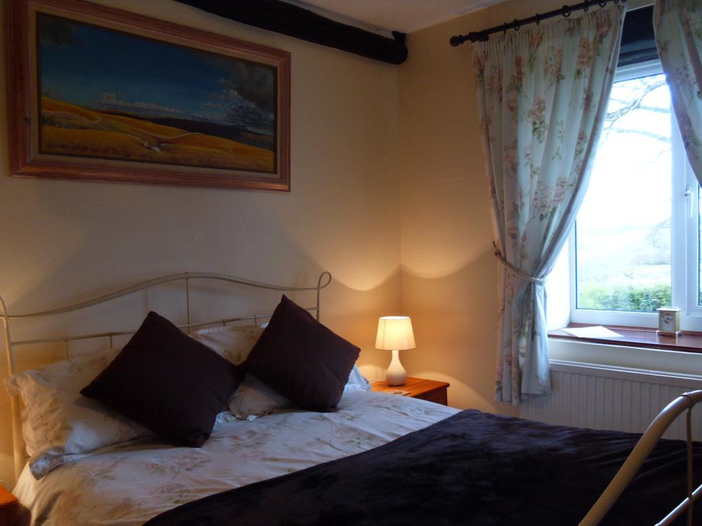 Tithe Barn Bed And Breakfast คาร์นฟอร์ธ ภายนอก รูปภาพ