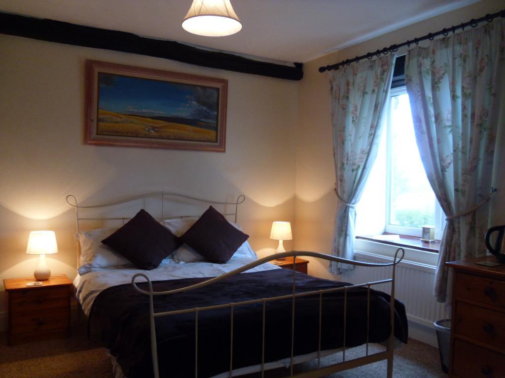 Tithe Barn Bed And Breakfast คาร์นฟอร์ธ ภายนอก รูปภาพ