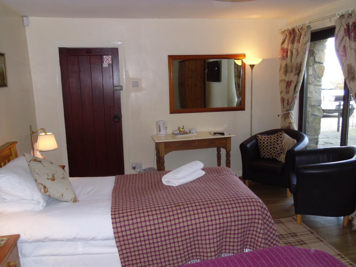 Tithe Barn Bed And Breakfast คาร์นฟอร์ธ ภายนอก รูปภาพ