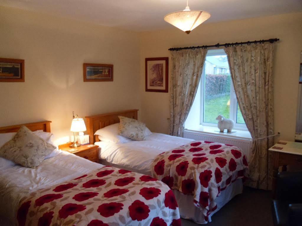 Tithe Barn Bed And Breakfast คาร์นฟอร์ธ ภายนอก รูปภาพ