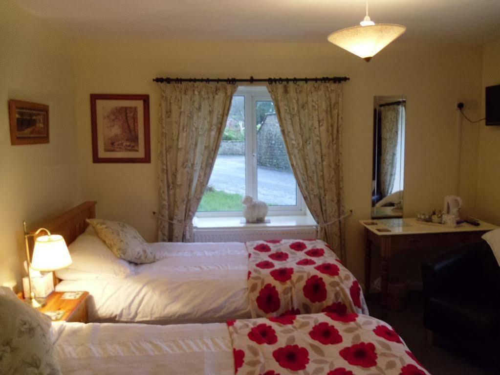 Tithe Barn Bed And Breakfast คาร์นฟอร์ธ ภายนอก รูปภาพ