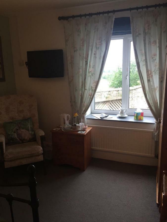 Tithe Barn Bed And Breakfast คาร์นฟอร์ธ ภายนอก รูปภาพ